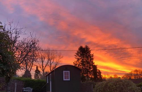 Green Valley, Cotswold stay with hamper - Photo 7