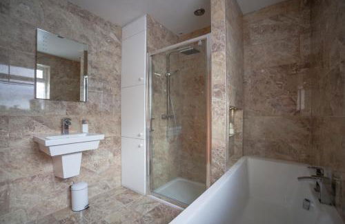 Hereford City - Goldcrest House - 4 Bedroom House With Parking, Located Very Close To City Centre & River Wye - Sleeps Up To 6 Guests - Hosted by RENTMYHOUSE - Photo 26