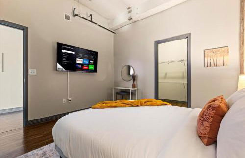 Heart of Downtown Dallas 2BR 2BA Getaway - Photo 17