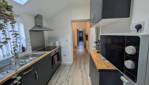 6 bedroom 6 Ensuite 1 min to M6 Jct 9 15 min to Bham - Foto 5