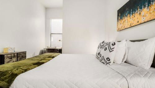 Boulevard Stays Walk to Downtown 1BR SoCo Pool Parking Gym 01 - Foto 3