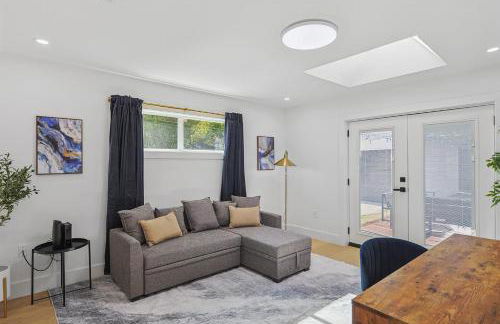 3-BD 3-BA Bungalow ft Backyard w Deck & Firepit - Foto 17