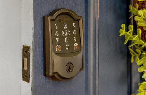 Cozy Riverfront Cabin with Fireplace & Deck - Foto 38