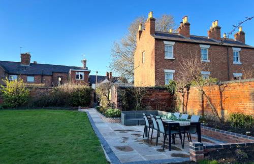 Quaint Georgian house with Parking & Huge Garden 10 mins walk from town - Photo 4