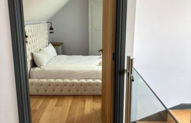 Luxurious, Unique & Elegant Cottage with Hot Tub - Foto 34