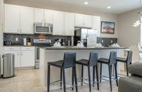 4BR Lakefront - Themed Rooms - Pool & BBQ! - Foto 32