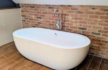 Coastal Whisper Sleeps 10 with Parking - Foto 24