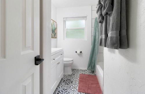 Stylish Condo min from UF & Shands Pets Welcome! - Photo 29