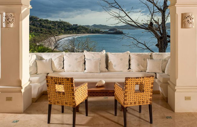 Exquisite Hilltop Villa with Luxurious Modern Design, Sweeping Ocean Views & Sparkling Infinity Pool - Foto 21