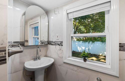 3BR Home 2 Baths Bonus Room, Minutes to NYC - Photo 28