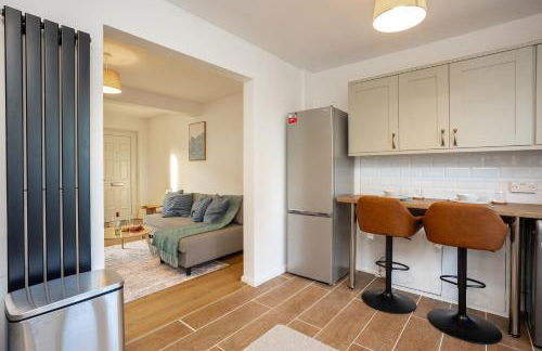 Doctors Lane- Modern 3 Bedroom Contractor Family House With Parking - Photo 24