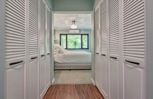 Spacious Delton Home with Fire Pit and Lake Views - Foto 13