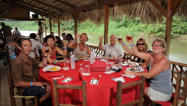 Comendo lagosta no rio Chavón