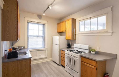 Hyde Park Comfort with Office Near Everything - Photo 14