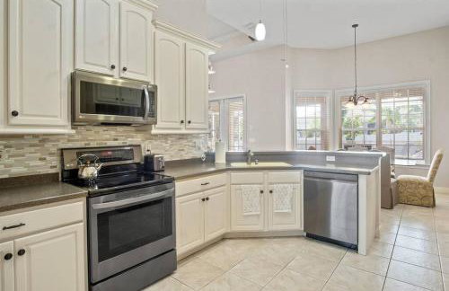 Luxury Heated Pool Home, Hot tub, King bed suite - Foto 7