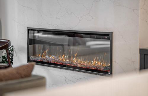 Modern Multi-Level Retreat with Rooftop Hot Tub - Foto 12