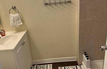 Walk to the Alamodome! Sleeps 6, Pet Friendly - Foto 12