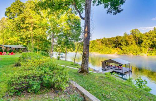 Family-Friendly Riverfront Manor on the Little Red - Foto 33