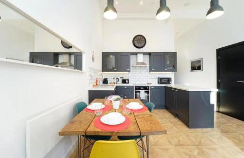 Central Leeds 2 Bed Apartment Sleeps 6 - Photo 2