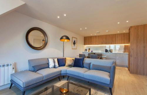 Staines City Centre by Charles Hope - Foto 13