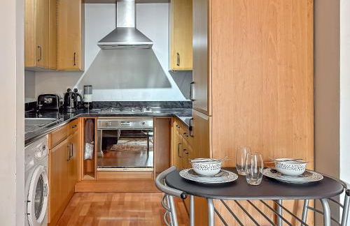 Stylish Town Centre Apartment, ALLOCATED FREE PARKING SPACE, RICKMANSWORTH HIGH STREET, Modern Decor, Juliet Balcony, Walking Distance to Rickmansworth Station Metropolitan Line - Foto 41