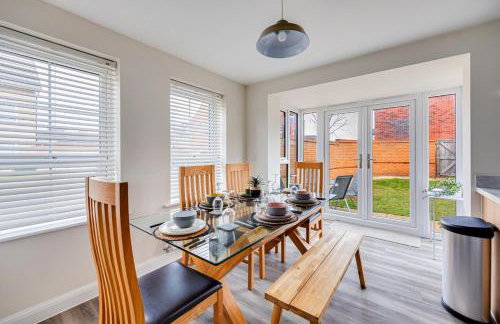 Detached House in Brooklands - Prime Location - Driveway Parking, Self-Check-In, Fast WiFi and Smart TV by Yoko Property - Foto 29