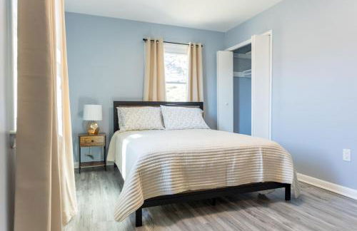 Charming 3BR Home With a Deck and Yard - Photo 9