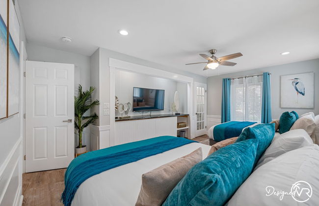 Chic 8BR with Heated Pool & Waterview - Photo 4