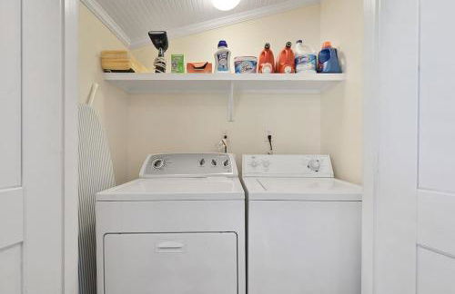 Whimsical Bluebird Cottage Hot Tub Patio Pet Friendly Central Location - Foto 8