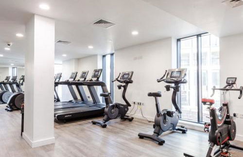 Stylish Skyline Apartment - 2 Bed, 2 Bath, Gym, Concierge in City Centre - Foto 4