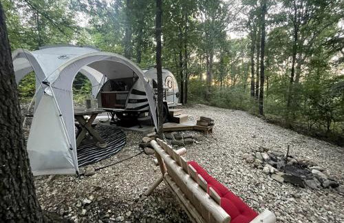 Vintage Caravan Rental for Exploring the Great Outdoors in Cassville, Missouri - Foto 9