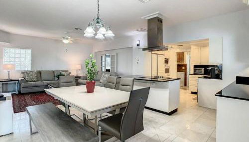 STEPS FROM THE BEACH, BEST LOCATION, 2 BDRM 2 BTH - Foto 2