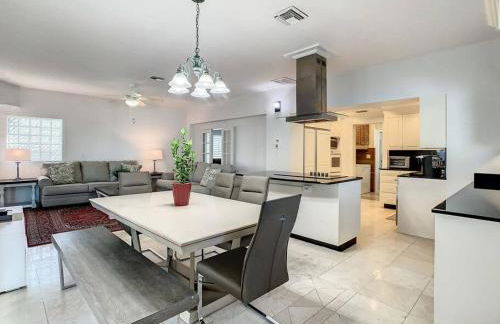 STEPS FROM THE BEACH, BEST LOCATION, 2 BDRM 2 BTH - Foto 2