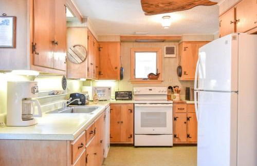 Waterfront Views of Creek- Beach Access! - Foto 8