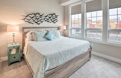 Luxe Manistee Condo with Balcony and River Views! - Foto 15