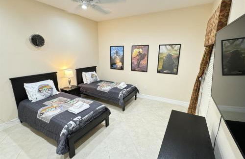 Luxurious Getaway Pool Hot Tub Theater Gym Outdoor Kitchen BBQ 2 Miles to Disney - Foto 43