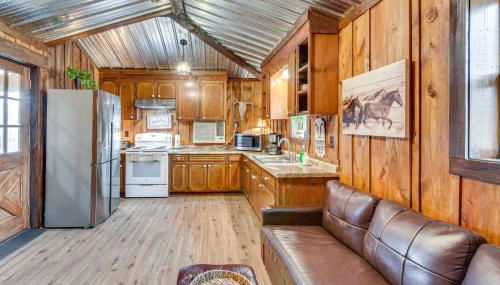 Clarkesville Rustic Hideaway on 38-Acre Farm! - Foto 3