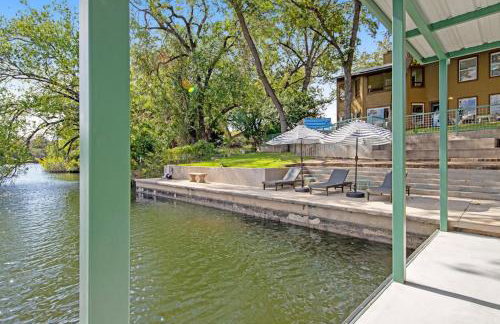 Two-Story Waterfront Retreat with Boat Dock, Two Firepits & Two Kayaks - Foto 1
