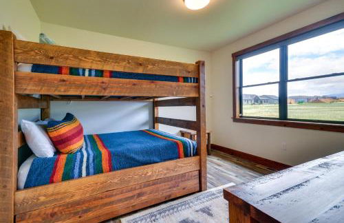 Sleek Red Lodge Home Rental with Private Hot Tub! - Foto 24