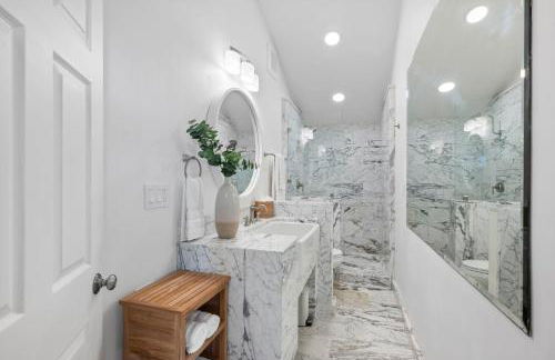 Distinguished Oceanfront Point Estate with Iconic Beach Mountain Vistas - Foto 74