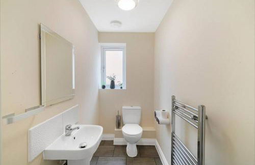 5-BR Home 7-Beds Wi-Fi Parking, Great for Contractors Peterborough, Wi-Fi - Foto 8