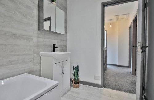 Freckleton House in Town Centre, near Blackpool, Sleeps 6, Free Parking - By NMB Property - Photo 11