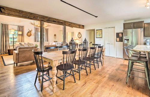 Deck with Fireplace Pet-Friendly Lake Lure Retreat - Foto 8