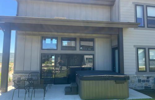 4 bd Ski Villa with Hot Tub and Bunk Room by lake! - Foto 11