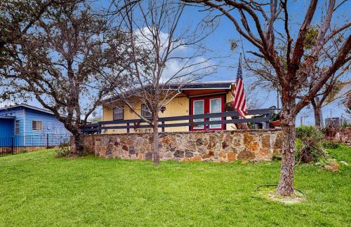 Cozy Dog-Friendly House Near Water with Enclosed Yard, Grill, & Equipped Kitchen - Photo 7