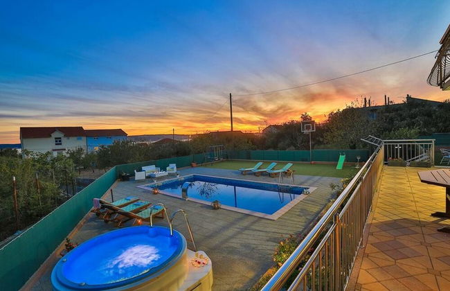 Spacious Holiday Home With Pool and Hot Tub in Kastel Stari - Foto 25