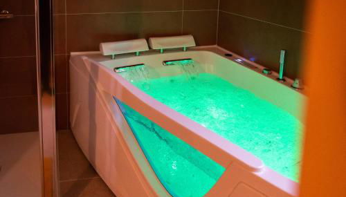 Les Rivières O'rientales Homerepublique à Cravant avec Jacuzzi - Foto 4