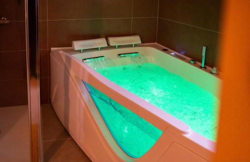 Les Rivières O'rientales Homerepublique à Cravant avec Jacuzzi - Foto 4