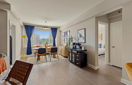 CASA Arlington Suite with Top-Tier Amenities & Parking - Foto 34
