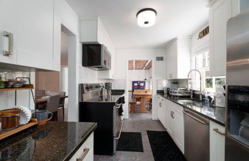 Exclusive Lux Home Near Town • Game Rm • Gym • 4BR - Photo 35
